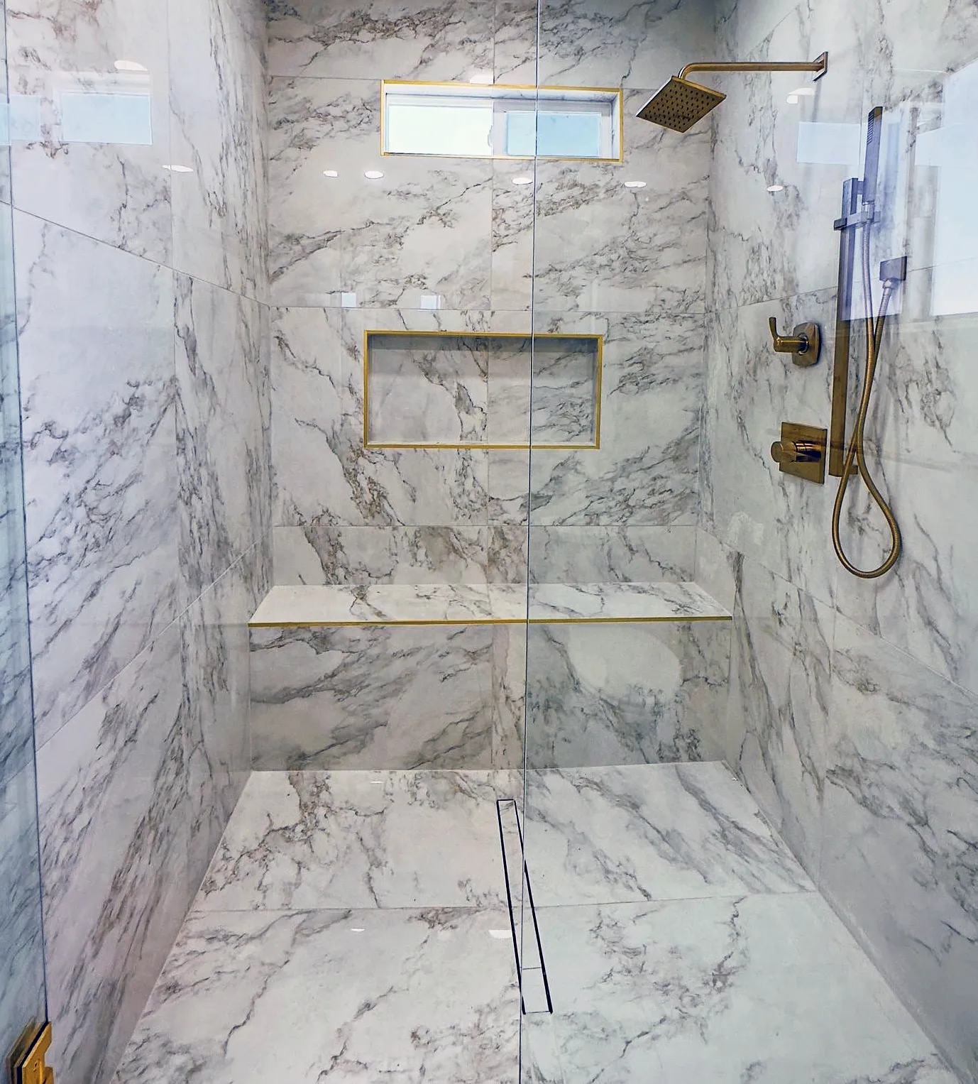 Marble tile shower wall and niche installed in an El Paso, TX bathroom
